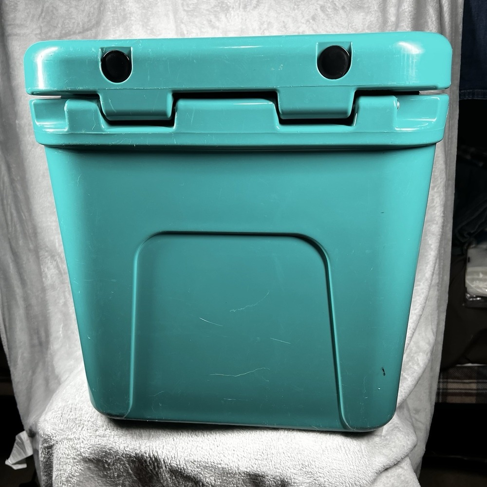 YETI Roadie 24 Cooler Aquifer Blue Discontinued Color - Picture 5 of 8